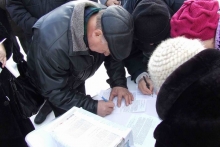 Около 200 челнинских коммунистов пришли сегодня в парк Победы на свой праздничный митинг